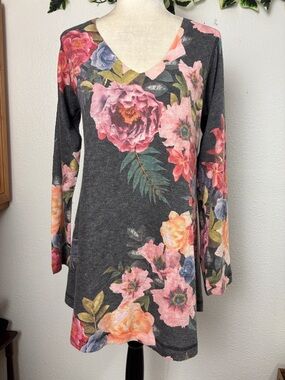 1391Soft Surroundings Dark Gray Floral V-Neck Long Sleeve Tunic. SzM